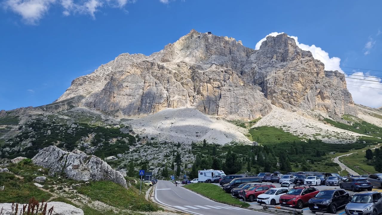 SETTE HARLEY, CINQUE PASSI E GLI DEI DELLE DOLOMITI. Ci sono viaggi…